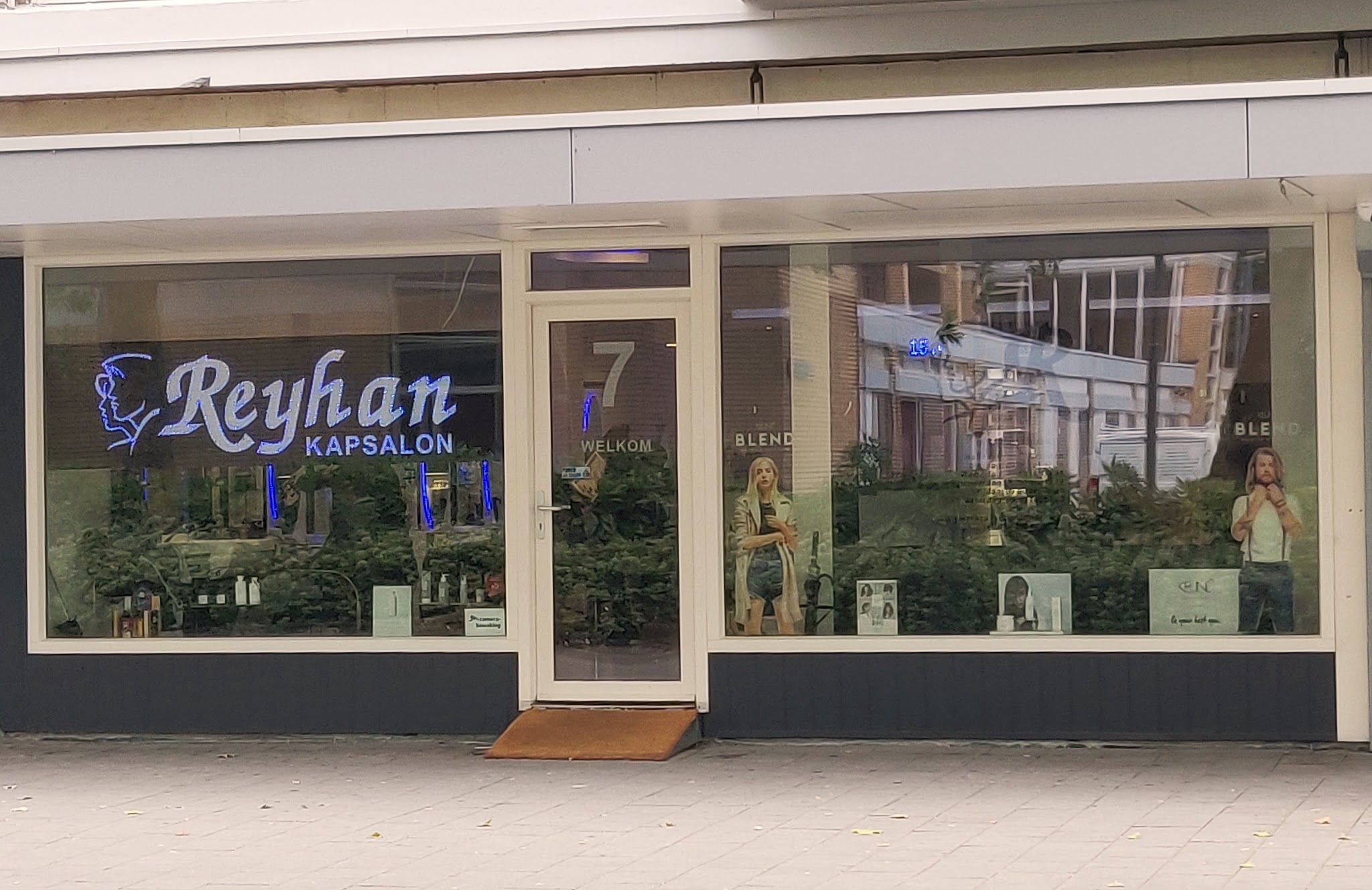 De winkelpui van de salon op nummer 7 met Reyhan op het raam